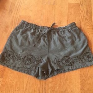 Matilda Jane shorts size medium Green drawstring